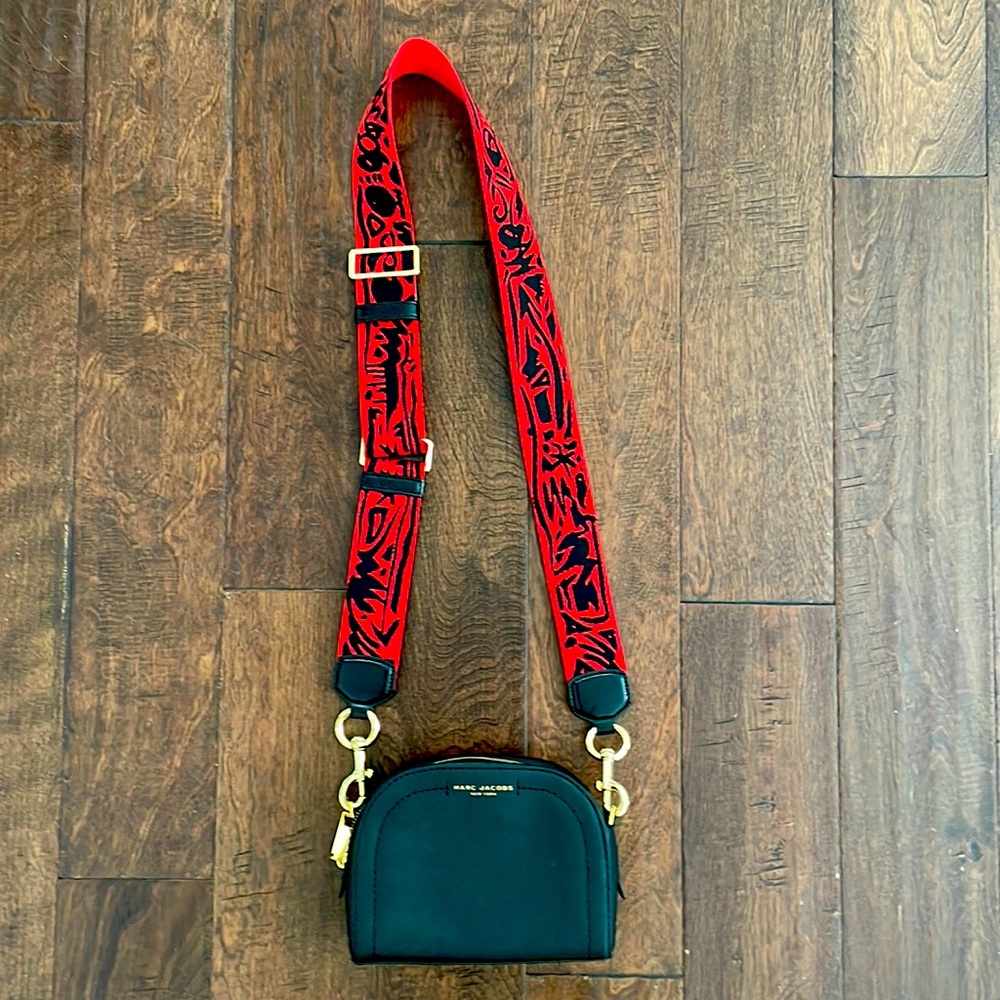 Marc Jacobs 100% leather cross body bag. Like new!